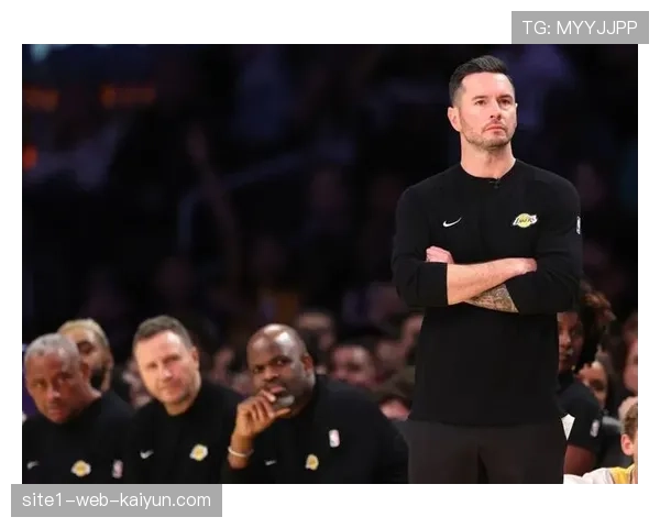 雷迪克关键时刻启用斯玛特发球 阅读防守找到空位射手